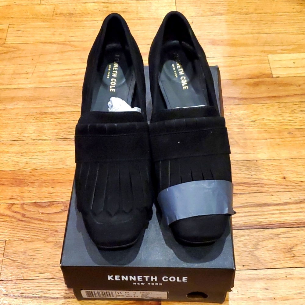 Woman's Kenneth Cole shoes